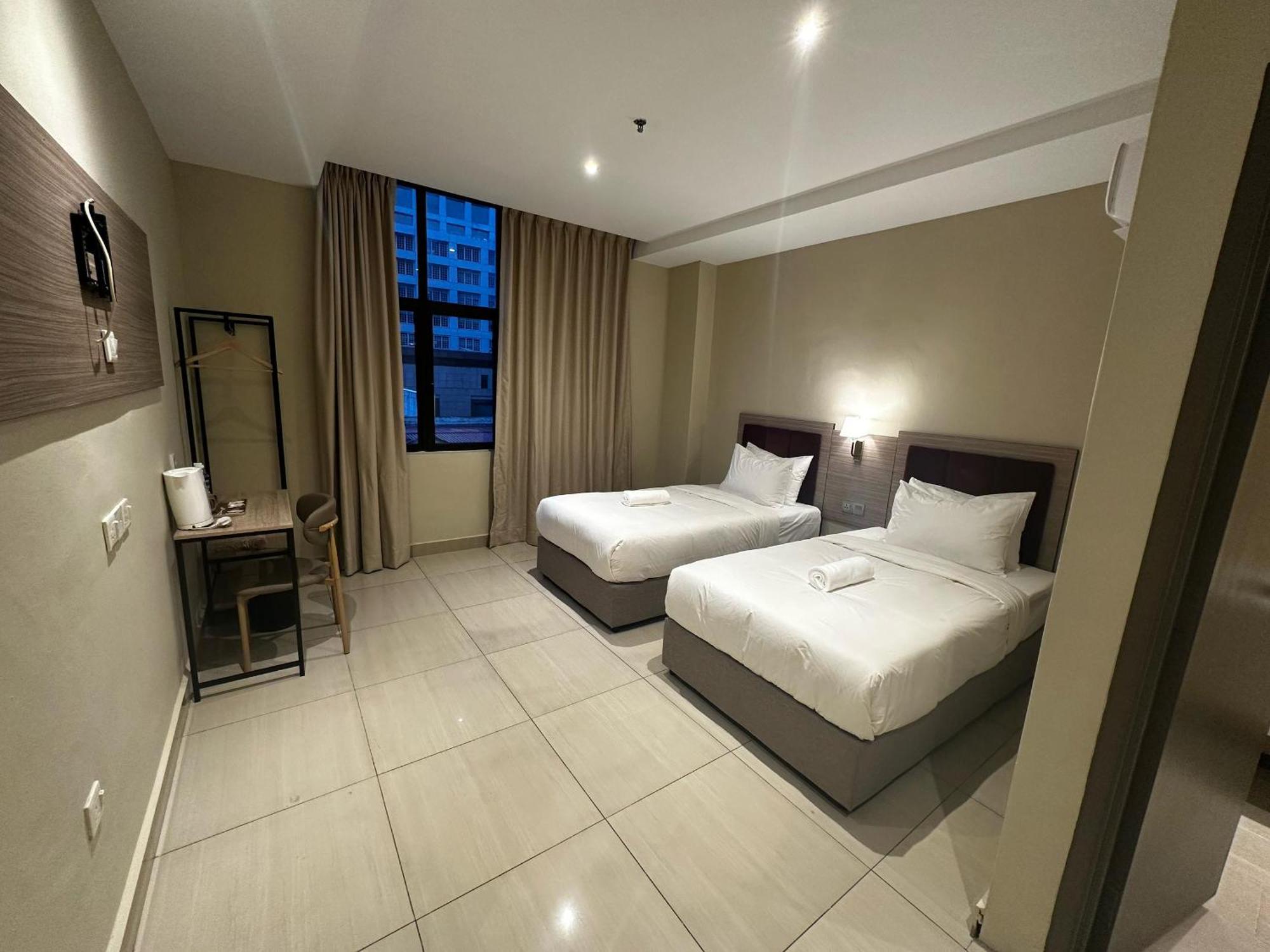 Kingston 12 - Jalan Raja Laut, Kl Hotel